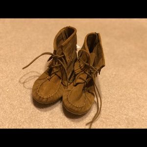 Light brown girl shoes, size 13 US, 30 EUR. NWT